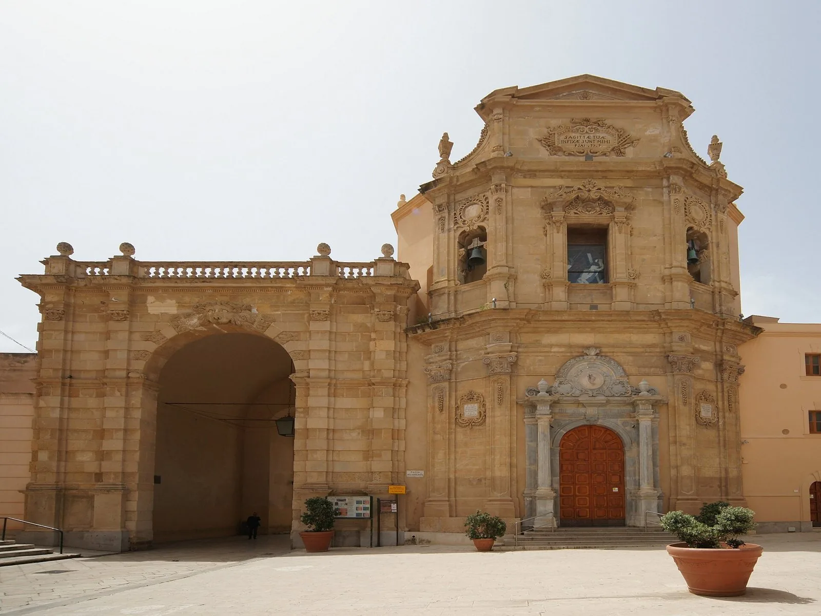 La facciata barocca in pietra della Chiesa dell'Addolorata nel centro storico di Marsala, accanto all'arco di Porta Garibaldi